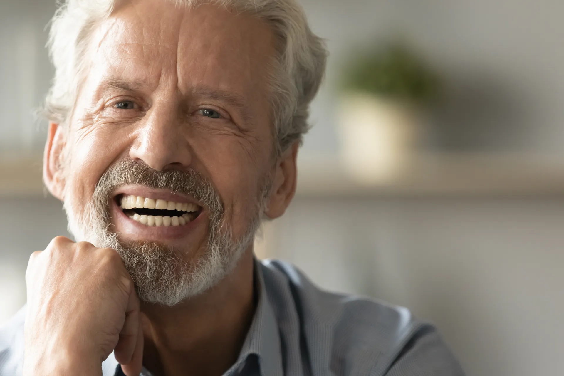 Een lachende man met een perfect passend kunstgebit